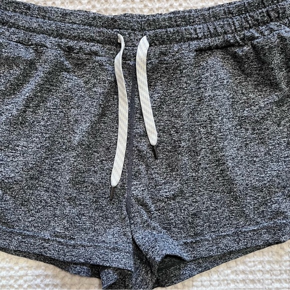 Vuori Women’s Halo Performance Shorts Heather Gray Womens Medium - Picture 3 of 7